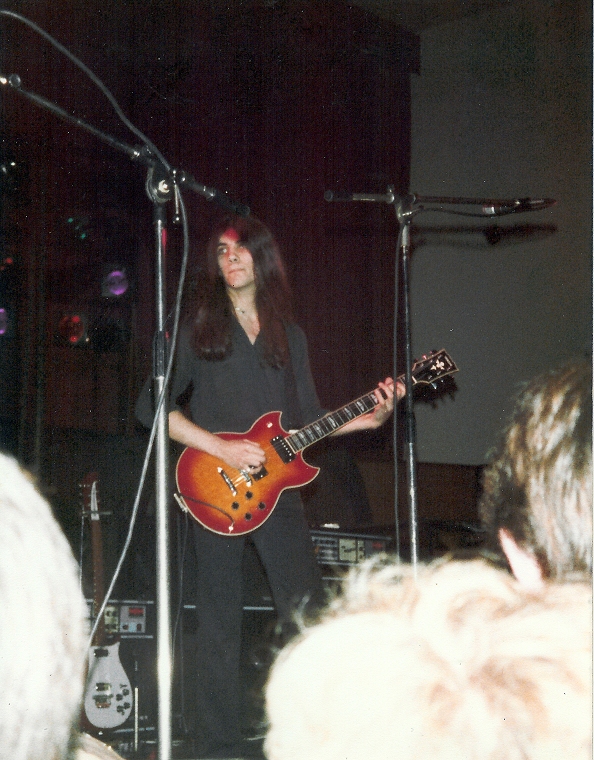 Steve Broomhead onstage at Guildford Civic Hall, 28th May, 1981 [photo: Paula Southern] - click for larger image